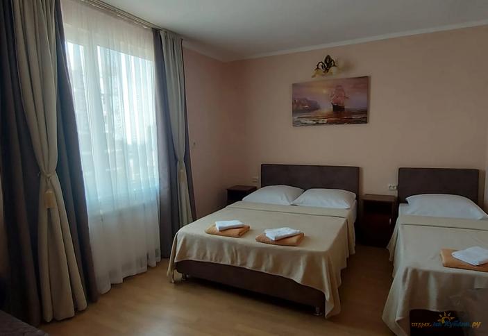 Трехместный с балконом и видом на внутренний двор