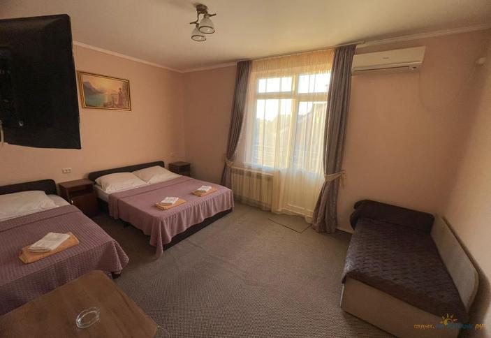 Семейный трехместный с балконом (вид на море и горы)