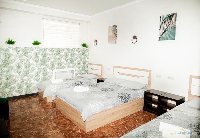 Трехместный с тремя отдельными кроватями и собственной внешней ванной комнатой