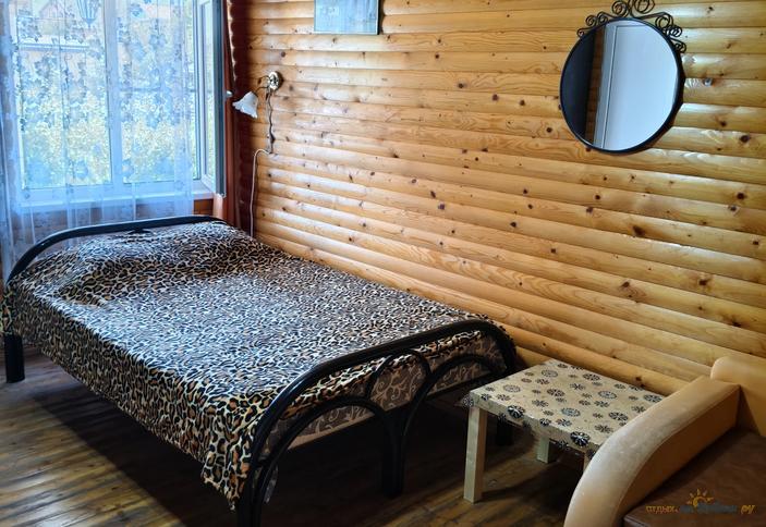 Стандарт трехместный с видом на озеро и террасой (19 кв.м)