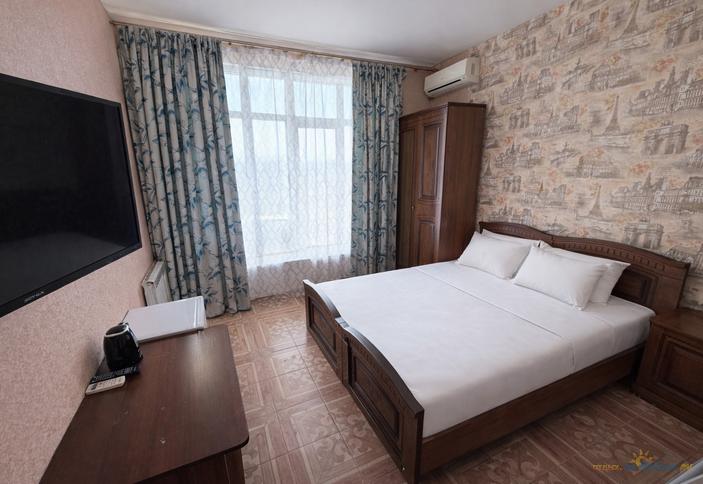 Улучшенный четырехместный с балконом и видом на горы и бассейн