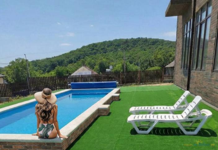 У пруда от Травел Хотелс Антураж