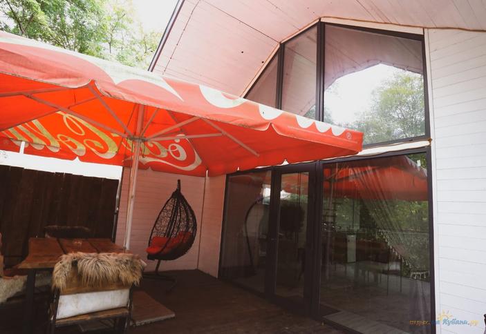 Барнхаус со сканди‑интерьером и тёплым бассейном