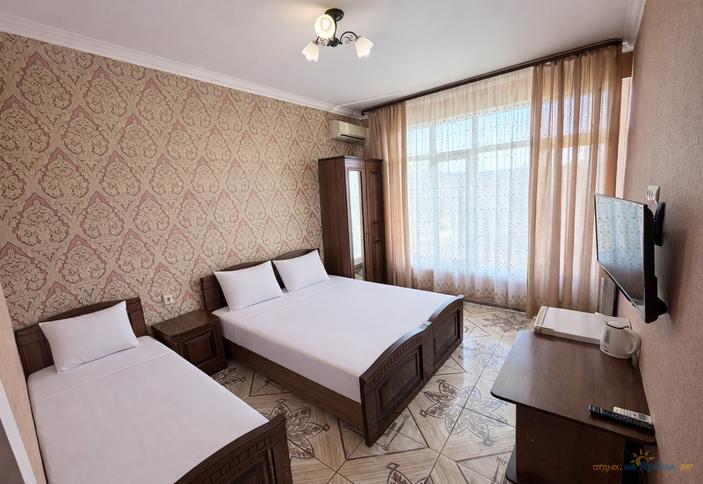 Улучшенный двухместный с балконом и видом на горы и бассейн