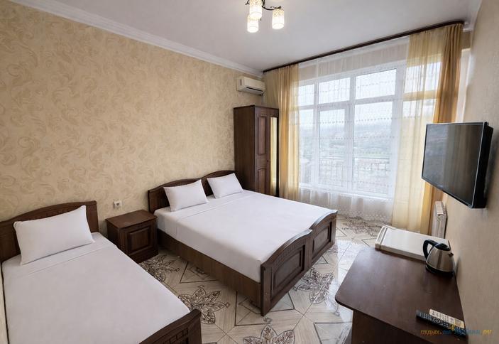 Улучшенный трехместный с балконом и видом на горы и бассейн