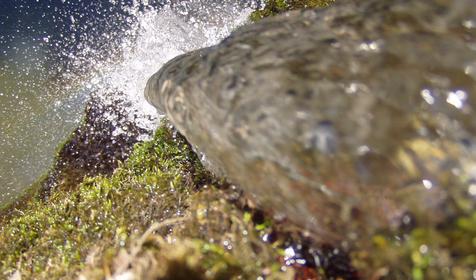 Разбиваясь на капли