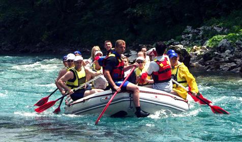 Рафтинг предполагает не только греблю, но и остановки в живописных местах со всеми атрибутами туристской жизни