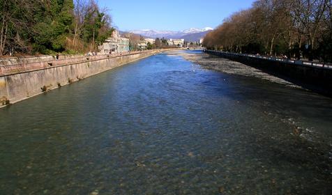 Река Сочи. Близ устья течение спокойное.