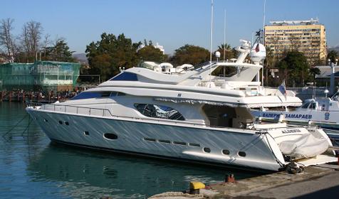 Яхта. Морвокзал Сочи.