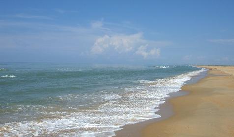 Морской песочный берег