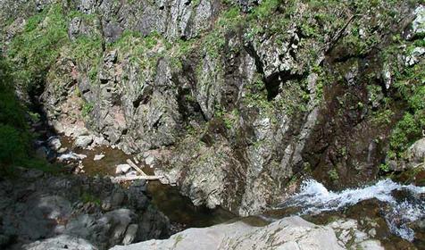Водопад в начале каньона на ручье Двубратском