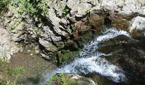 Водопад в начале каньона на ручье Двубратском