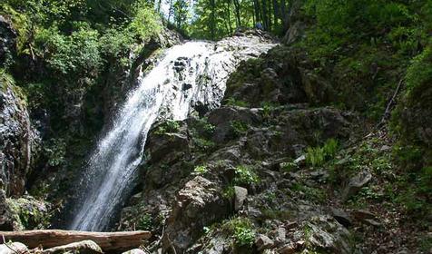 Водопад в начале каньона на ручье Двубратском