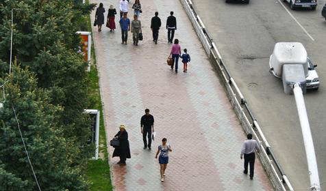 Армавир. Центр города. Люди спешат на работу.