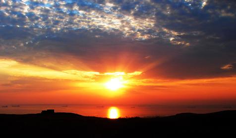 Яркие краски заката на Тамани