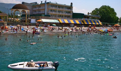 Вид на пляж с центрального причала.