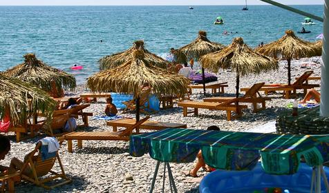 От солнца можно спрятаться под зонтиком.