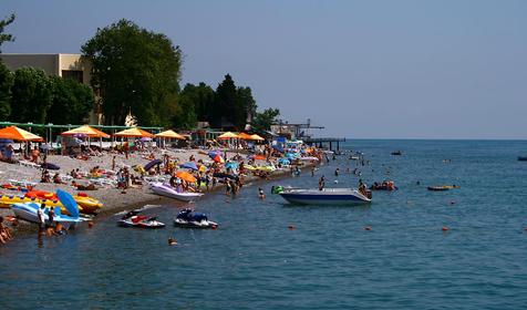 Пляж поселка.