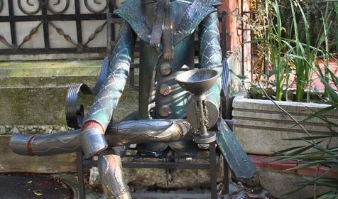 Сочи. Скульптура Конь в пальто на ул. Театральной