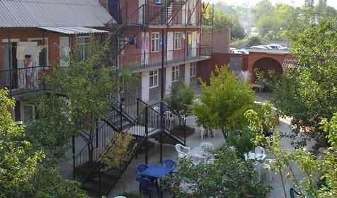 Двор пансионата Каравелла г. Сочи п. Вишневка