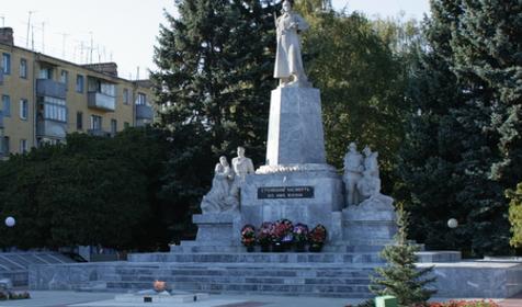 Центр города, площадь им. Жукова. Монумент Стоявшим насмерть во имя жизни