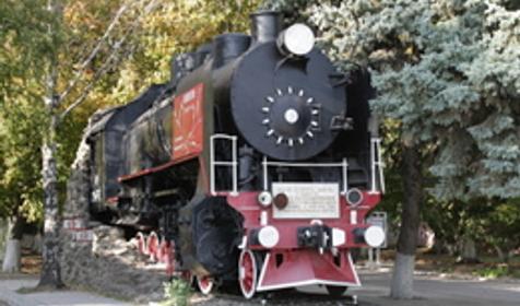 Монумент в честь героев-железнодорожников. В 1945 году этот паровоз первым прибыл в поверженный Берлин