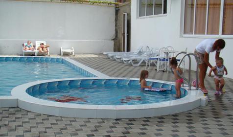 Отдых с детьми на территории гостиницы Исидор, г. Анапа, п. Витязево