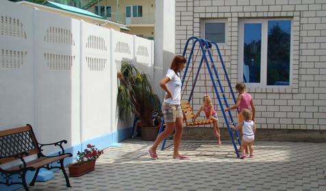 Отдых с детьми на территории гостиницы Исидор, г. Анапа, п. Витязево