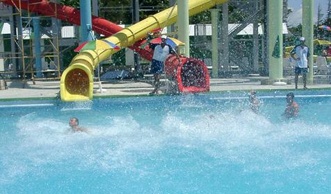 Брызги и радость от вхождения в воду, аквапарк Бегемот, г. Геленджик.