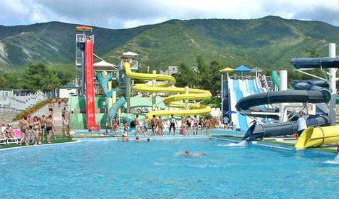 Вид на красивый горный пейзаж из аквапарка Бегемот, г. Геленджик