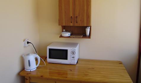 Микроволновая печь и электрочайник гостевого дома Ева, г. Анапа, п. Джемете