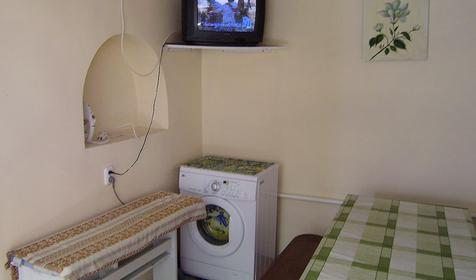 Стиральная машина, гладильная доска и утюг гостевого дома Ева, г. Анапа, п. Джемете