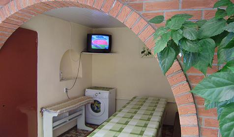 Стиральная машина, гладильная доска и утюг гостевого дома Ева, г. Анапа, п. Джемете