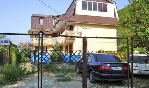 Автостоянка для проживающих в гостевом доме Аксис, г. Геленджик, с. Архипо-Осиповка