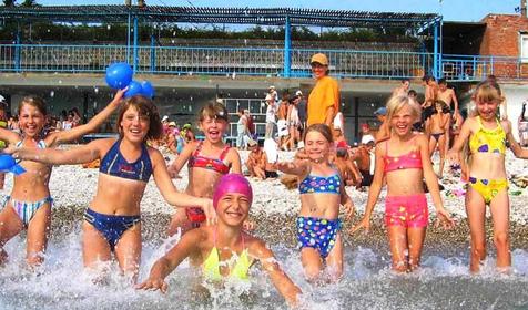 Морское купание детей на отдыхе в ДОЛ Зеленый огонек, Туапсинский район, с. Дедеркой