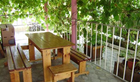 Во дворе гостевого дома Темниковых, г. Анапа, п. Сукко