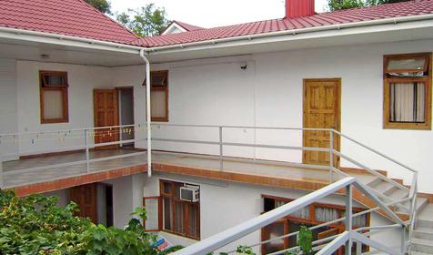 Террасы второго этажа внутри закрытого двора дома семейного отдыха Виктория, г. Анапа