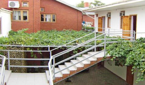 Открытые лестничные пролеты внутри закрытого двора дома семейного отдыха Виктория, г. Анапа