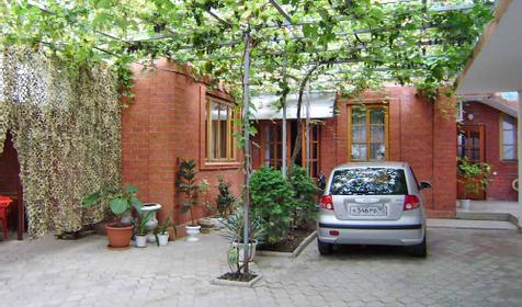 Нижний дворик дома семейного отдыха Виктория, г. Анапа