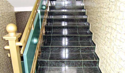 Лестница на одном из этажей оздоровительного комплекса семейного и детского отдыха Спутник-Юг, г. Анапа