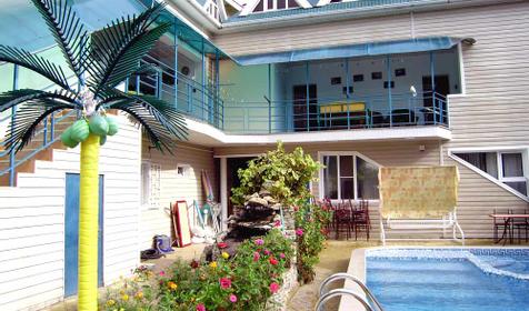 Во дворе отеля Песчаный берег, г. Анапа, п. Джемете