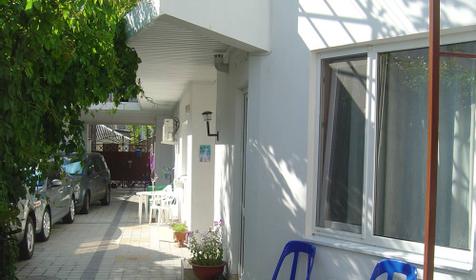 Во дворе гостиницы Мария, г. Анапа