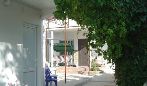 Во дворе гостиницы Мария, г. Анапа