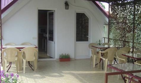 Терраса перед кухней гостиницы Мария, г. Анапа