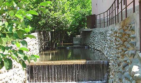 Во дворе отеля Фламинго, г. Сочи, Адлерский район, Красная Поляна, п. Эсто-Садок