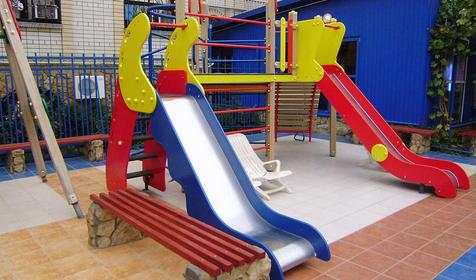 Детская площадка около открытого бассейна гостевого комплекса Дворянское гнездо, г. Анапа, Витязево