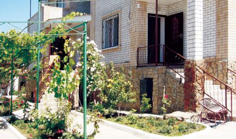 Во дворе гостевого комплекса Семейный отдых, г. Анапа, п. Витязево