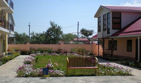 Во дворе гостевого дома Фламинго, Темрюкский район, ст. Голубицкая