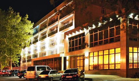 Отель Де ла Мапа вечером, г. Анапа