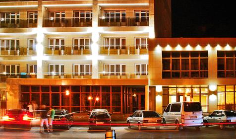 Отель Де ла Мапа вечером, г. Анапа